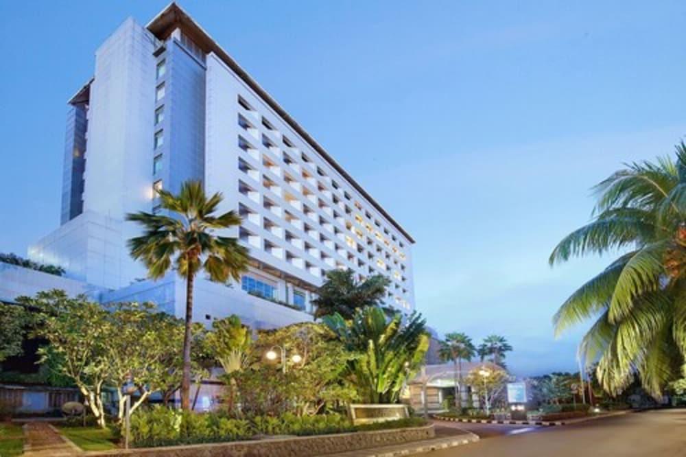 Hotel Bidakara Джакарта Экстерьер фото