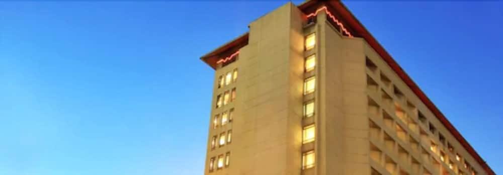 Hotel Bidakara Джакарта Экстерьер фото