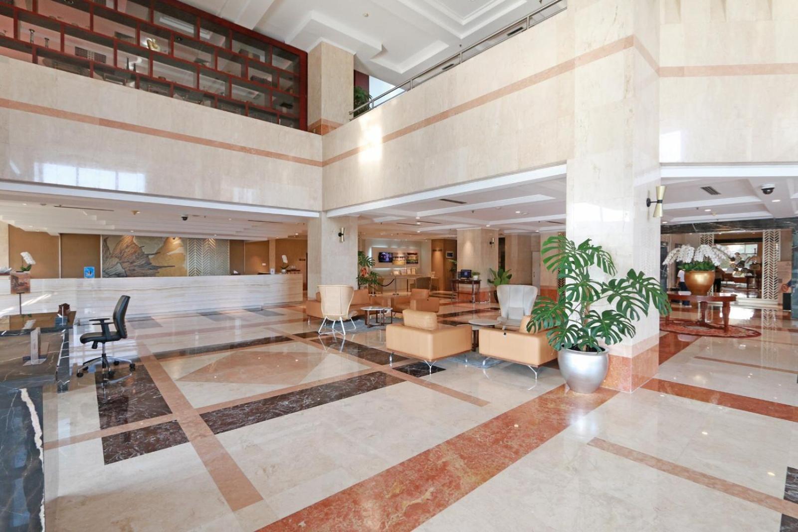 Hotel Bidakara Джакарта Экстерьер фото