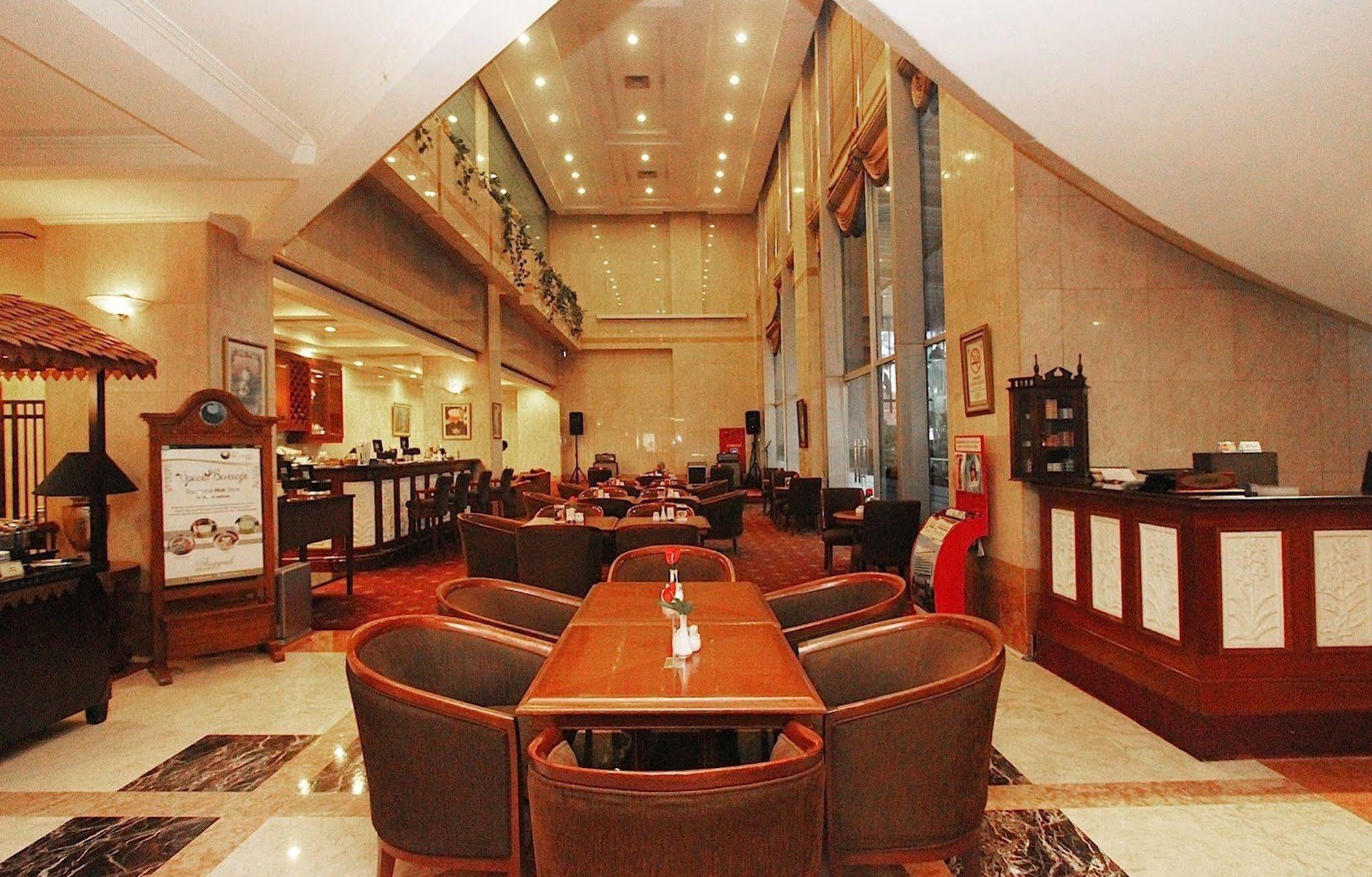 Hotel Bidakara Джакарта Экстерьер фото