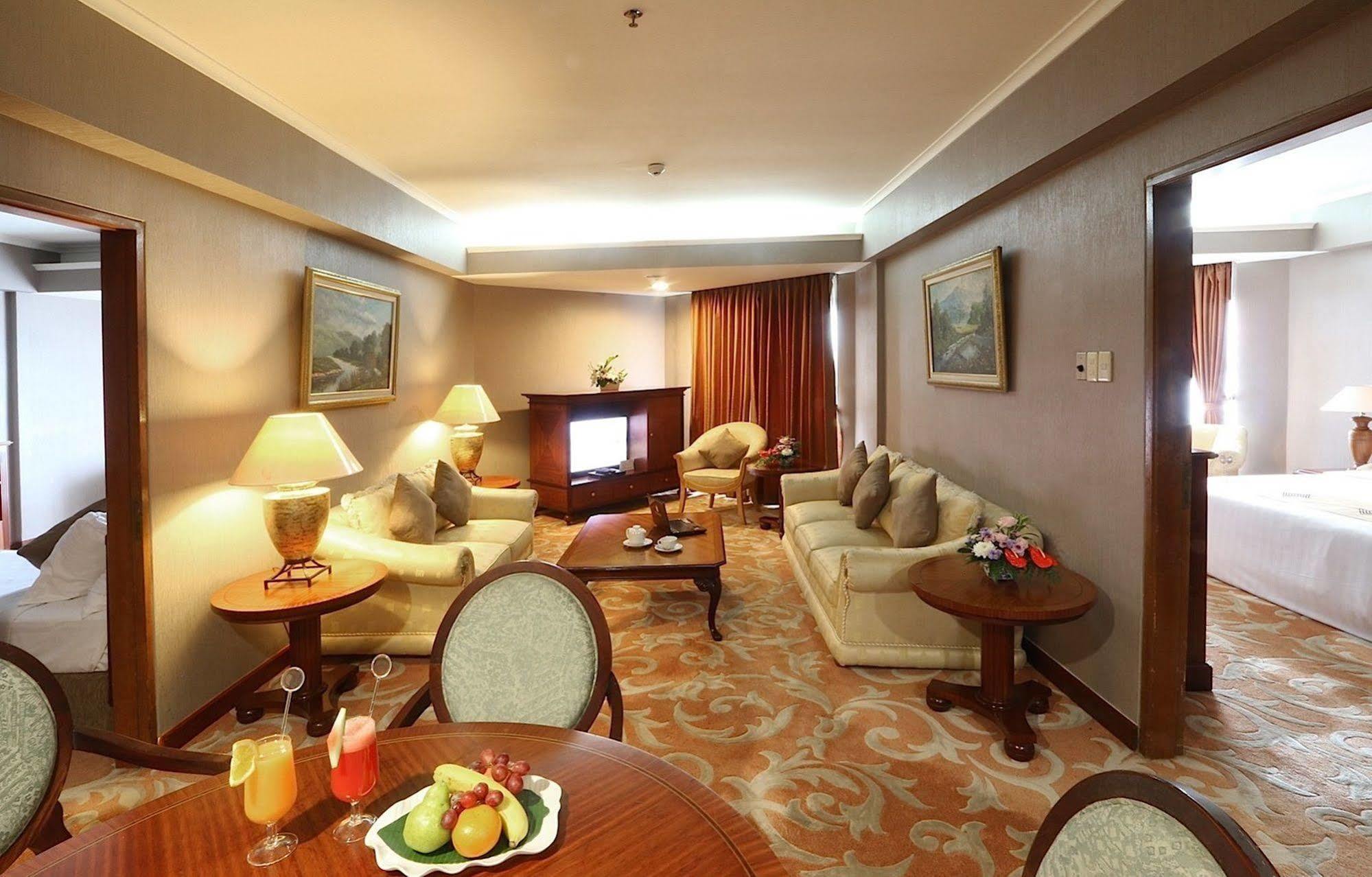 Hotel Bidakara Джакарта Экстерьер фото